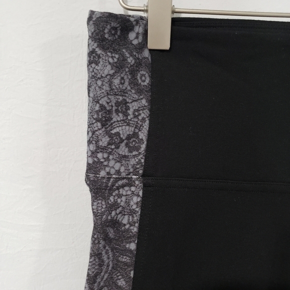 Victoria Sport Cropped Black Leggings with Paisley Print on the Sides Size Small - Picture 4 of 9